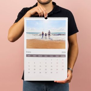 Persona con Chomba Negra sosteniendo Calendario A3 Personalizado