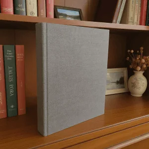 Album con memo gris en repiza