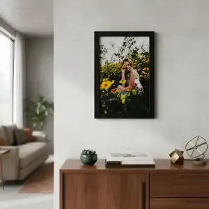 Cuadro 30x45 con foto de chica con girasoles colgado en pared