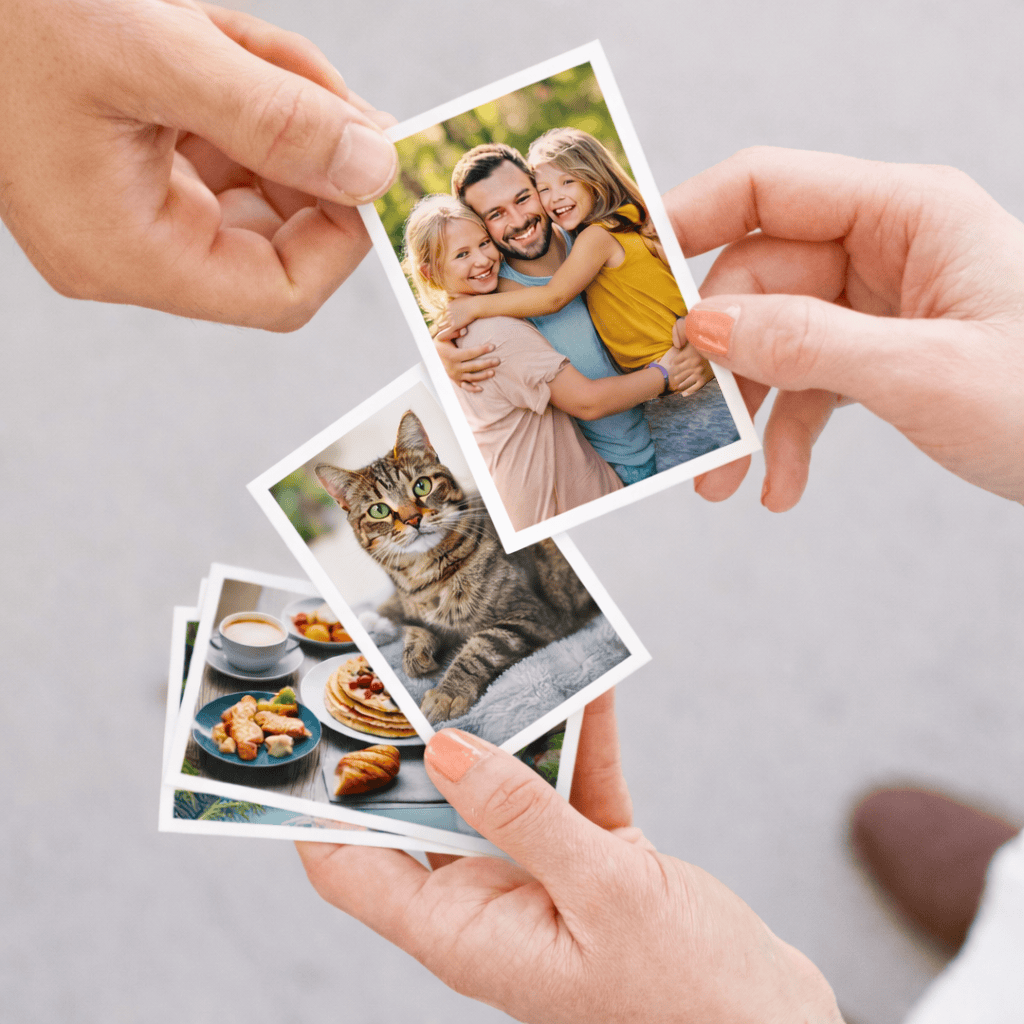 Manos sosteniendo varias fotos de 9x13 cm, con imágenes de familia, un gato, comida y un paisaje de viaje