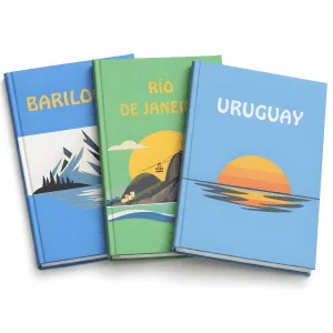 Tres Travel Books de hojas flexibles apoyados uno arriba del otro