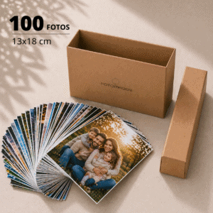 Pack de 100 fotos 13x18 en abanico sobre una mesa con una cajita de carton craft de Fotoimagen al lado