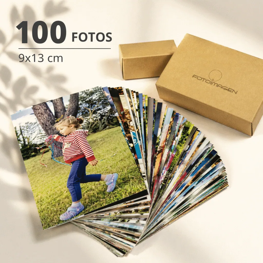 Pack de 100 fotos 9x13 en abanico sobre una mesa con una cajita de carton craft de Fotoimagen al lado