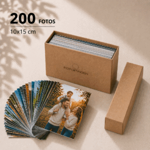 Pack de 200 fotos 10x15 en abanico sobre una mesa con una cajita de carton craft de Fotoimagen al lado