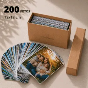Pack de 200 fotos 13x18 en abanico sobre una mesa con una cajita de carton craft de Fotoimagen al lado
