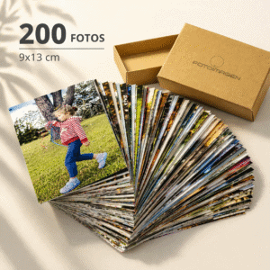 Pack de 200 fotos 9x13 en abanico sobre una mesa con una cajita de carton craft de Fotoimagen al lado