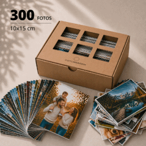Pack de 300 fotos 10x15 en dos pilas de fotos sobre una mesa con una caja de carton craft de Fotoimagen al lado.