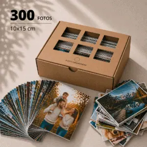 Pack de 300 fotos 10x15 en dos pilas de fotos sobre una mesa con una caja de carton craft de Fotoimagen al lado.