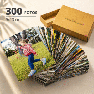 Pack de 300 fotos 9x13 en abanico sobre una mesa con una cajita de carton craft de Fotoimagen al lado