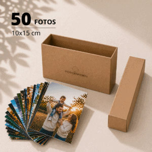 Pack de 50 fotos 10x15 en abanico sobre una mesa con una cajita de carton craft de Fotoimagen al lado