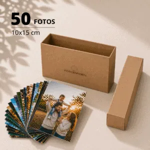 Pack de 50 fotos 10x15 en abanico sobre una mesa con una cajita de carton craft de Fotoimagen al lado
