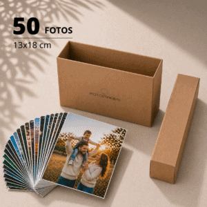 Pack de 50 fotos 13x18 en abanico sobre una mesa con una cajita de carton craft de Fotoimagen al lado