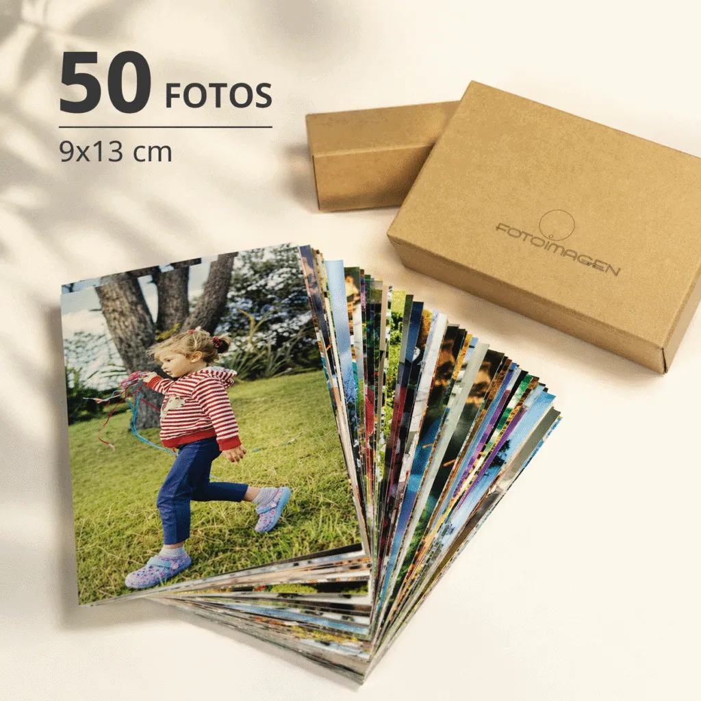 Pack de 50 fotos 9x13 en abanico sobre una mesa con una cajita de carton craft de Fotoimagen al lado