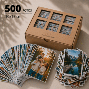 Pack de 500 fotos 10x15 en dos pilas enormes de fotos sobre una mesa con una caja de carton craft de Fotoimagen al lado.