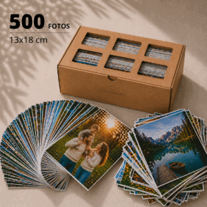Pack de 500 fotos 13x18 en abanico sobre una mesa con una cajita de carton grande craft de Fotoimagen al lado