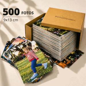 Pack de 500 fotos 9x13 en dos pilas enormes de fotos sobre una mesa con una cajita de carton craft de Fotoimagen al lado.