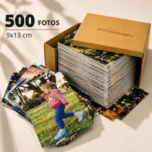 Pack de 500 fotos 9x13 en dos pilas enormes de fotos sobre una mesa con una cajita de carton craft de Fotoimagen al lado.