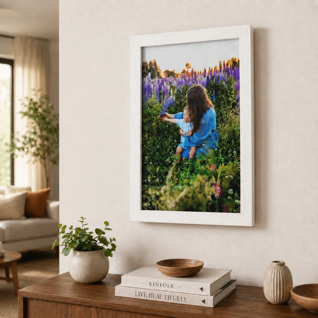 Cuadro tamaño 30x45 blanco vertical, colgado en pared sobre mueble de madera, con foto de madre e hijo en un campo de flores violetas, con impresión en tela de Canva montada en Sintra, sin vidrio