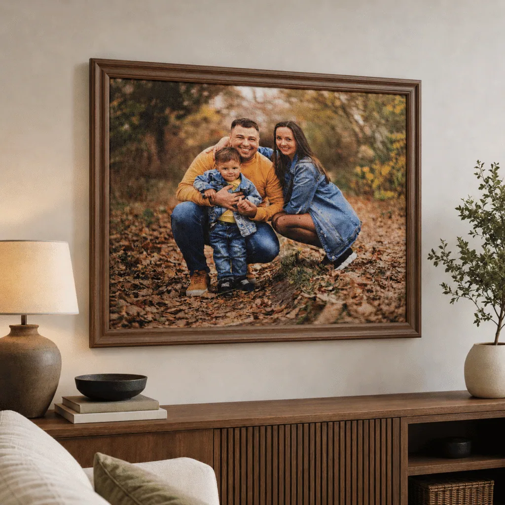 Cuadro tamaño 70x80 marron horizontal, colgado en pared sobre mueble de madera, con foto de padre, madre e hio en un bosque otoñal, con impresión en tela de Canva montada en Sintra, sin vidrio