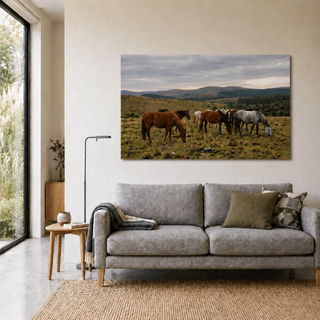 Fotografia de 90x60 en Papel Fotográfico de impresión en Plotter pegada en Sintra (PVC de 3mm) de unos caballos. Dispuesta en una pared sobre un sillon de dos plazas en una casa moderna.