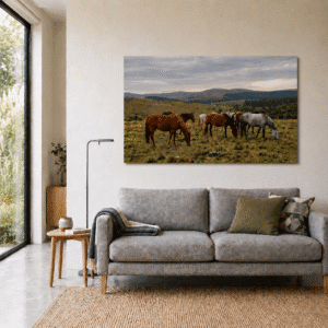 Fotografia de 90x60 en Papel Fotográfico de impresión en Plotter pegada en Sintra (PVC de 3mm) de unos caballos. Dispuesta en una pared sobre un sillon de dos plazas en una casa moderna.