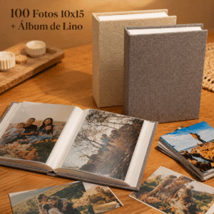 Album de Fotos 10x15 abierto con fotos adentro de folios verticales individuales por carilla, con fotos sueltas sobre la mesa y 2 Albumes de Lino cerrados apoyados de forma vertical (uno en Lino Beige y el otro en Lino Gris)