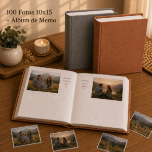 Album de Fotos 10x15 abierto con fotos adentro de 2 folios horizontales por carilla, con fotos sueltas sobre la mesa y 2 Albumes de MEMO cerrados apoyados de forma vertical (uno en Lino Marron y el otro en Lino Gris)