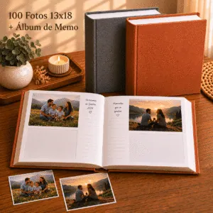Album de Fotos 13x18 abierto con fotos adentro de 2 folios horizontales por carilla, con fotos sueltas sobre la mesa y 2 Albumes de MEMO cerrados apoyados de forma vertical (uno en Lino Marron y el otro en Lino Gris)